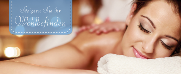 Verschenken Sie einen Gutschein und entspannen Sie mit Ihren Liebsten. Frau entspannt und genießt eine Massage.