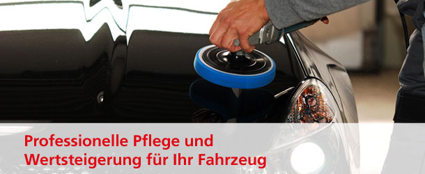 Ein Auto wird professionell poliert.